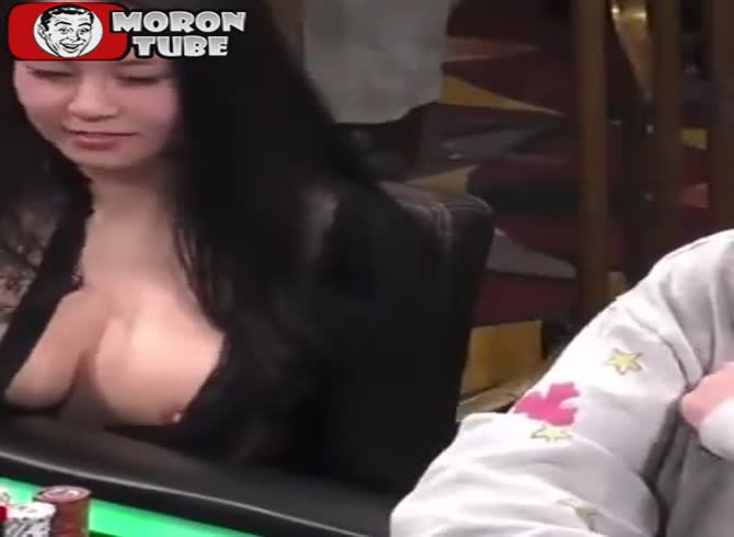 Video :To annoy the other poker players, she flashes her breast!